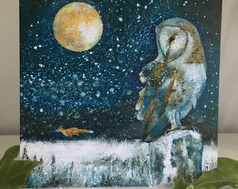 Puede incluir: Una escena nocturna nevada con un búho de granero posado en un poste de madera, una luna llena en el cielo y un zorro corriendo por la nieve.