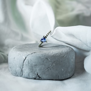 Delicate splash of color on the finger: cord ring with lilac-colored tanzanite
