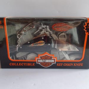 Harley Davidson~Klappmesser~Schlüsselanhänger~Taschenmesser~Set~mit Anstecknadel~2000~Sammlerstück~Geschenk~Set~Biker~Motorrad~Zubehör~Original Box~Ihre Wahl