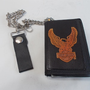 Genuíno ~ HARLEY DAVIDSON ~ Couro ~ Tripla Dobra ~ Carteira ~ com Corrente ~ Águia ~ Barra + Escudo ~ Antigo ~ Anos 80 ~ Estoque ~ Motociclista ~ Caminhoneiro ~ Carteira ~ Motocicleta ~ Acessórios ~ EUA