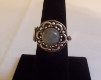 Argent sterling ~ Bague de poison ~ 925 Bijoux fins ~ Taille ~ 6 ~ Tabac à priser ~ Locket ~ Bague de boîte à pilules ~ Femmes ~ Harley ~ Hippie ~ Stash ~ Bague ~ 4.5gm ~ Verdâtre ~ Couleur ~ Pierre