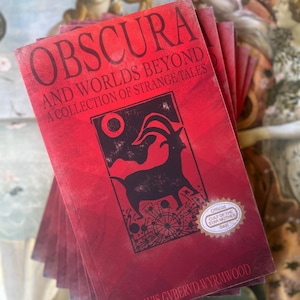 Obscura e mondi oltre: una raccolta di racconti strani - Libro horror cosmico lovecraftiano - Piccola città e narrativa soprannaturale Copertina flessibile