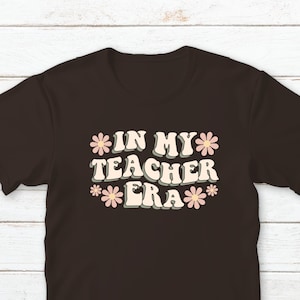 In My Lehrer Era T-Shirt - Grooviger gewellter Text mit Hippie Gänseblümchen - Retro Gedeckte Farben