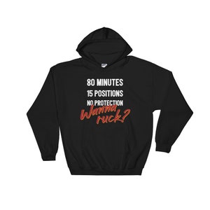 Puede incluir: Sudadera con capucha negra con texto blanco que dice "80 minutos 15 posiciones sin protección ¿quieres luchar?" El texto "¿quieres luchar?" está en rojo.