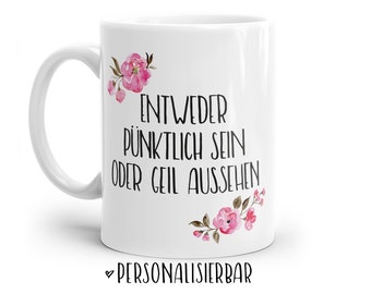 Tasse mit Spruch: Entweder pünktlich sein oder geil aussehen | Personalisierbar | mit Blumen in rosa, blau oder lila