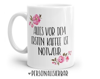 Tasse mit Spruch: Alles vor dem ersten Kaffee ist Notwehr | Personalisierbar | mit Blumen in rosa, blau oder lila