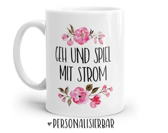 Tasse mit Spruch: Geh und spiel mit Strom | Personalisierbar | mit Blumen in rosa, blau oder lila