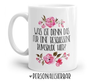 Tasse mit Spruch: Was ist denn das für eine Beschissene Bumsbude hier? | Personalisierbar | mit Blumen in rosa, blau oder lila