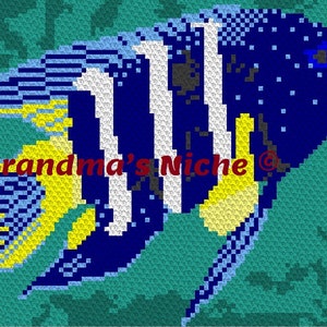 Puede incluir: Un pez azul y amarillo con rayas blancas, tejido a crochet en estilo pixelado. El pez está sobre un fondo verde. El texto "Grandma's Niche" es visible en la esquina inferior izquierda de la imagen.