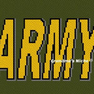 Op de afbeelding: Een geel gepixelde woordkunstontwerp van het woord "ARMY" met een zwarte omtrek en een grijze rand. Het ontwerp is op een groene achtergrond.