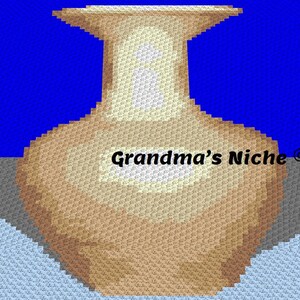 Può includere: Un vaso in ceramica marrone con la parte superiore bianca e una base larga. Il vaso è su una superficie grigia e blu. Il testo "Grandma's Niche®" è stampato sul vaso.