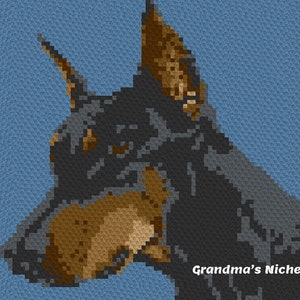 Könnte beinhalten: Ein pixeliges Bild eines Dobermanns in Schwarz-, Braun- und Grautönen vor einem hellblauen Hintergrund. Der Kopf und der Oberkörper des Hundes sind zu sehen, mit aufrechten Ohren. Der Text "Grandma's Niche" befindet sich in der unteren rechten Ecke.