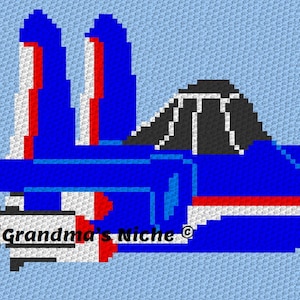 Könnte beinhalten: Ein blaues, rotes und weißes Pixel-Flugzeug mit einem schwarzen Cockpit. Das Flugzeug befindet sich auf einem hellblauen Hintergrund. Der Text "Grandma's Niche®" befindet sich am unteren Rand des Flugzeugs.