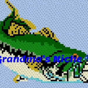 Könnte beinhalten: Ein grüner, gelber und schwarzer Pixel-Fisch auf weißem Hintergrund. Der Fisch schwimmt nach rechts. Der Text "Grandma's Niche" steht in blauen Buchstaben unter dem Fisch.