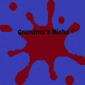Könnte beinhalten: Ein quadratisches Textil mit blauem Hintergrund und einem großen, dunkelroten, tintenartigen Spritzmuster in der Mitte. Der Text Grandma's Niche mit einem Copyright-Symbol ist in Schwarz über das rote Spritzdesign gedruckt.
