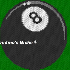 Puede incluir: Bola negra y blanca número 8 sobre un fondo verde. La bola 8 es un símbolo clásico del billar.