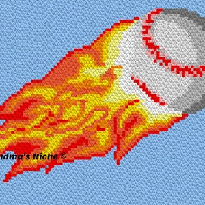 Op de afbeelding: Een witte honkbal met rode naden staat in brand, met vlammen in tinten rood, oranje en geel. De honkbal vliegt door de lucht en laat een rookpluim achter. De achtergrond is lichtblauw.