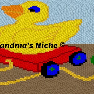 Pode incluir: Um pato de borracha amarelo andando em um carrinho de brinquedo vermelho com rodas azuis. O carrinho tem uma corda amarela presa a ele. O fundo é um céu azul claro com terra marrom.