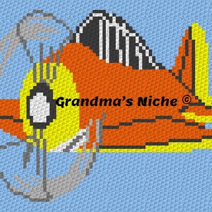 Könnte beinhalten: Ein Häkelmuster für ein Cartoon-Flugzeug aus orangefarbenem, gelbem, schwarzem, weißem und grauem Garn. Das Muster trägt den Titel "Grandma's Niche".