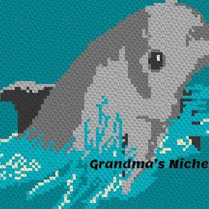 Könnte beinhalten: Gehäkeltes Bild eines Delfins, der aus türkisfarbenem Wasser springt. Der Delfin ist grau und weiß, mit einer dunkelgrauen Flosse. Das Bild enthält den Text "Grandma's Niche ©".