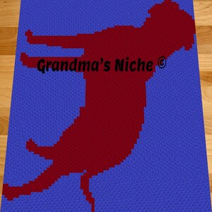 Könnte beinhalten: Eine rechteckige blaue Decke mit einer großen, dunkelroten Silhouette eines springenden Hundes. Der Text "Grandma's Niche" ist in Schwarz über die Mitte des Hundekörpers gedruckt, begleitet von einem kleinen Copyright-Symbol auf der rechten Seite.