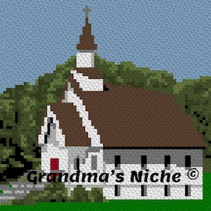 Puede incluir: Una iglesia blanca con un techo marrón y un campanario, rodeada de árboles verdes. El texto "Grandma's Niche" está impreso en la fachada de la iglesia.