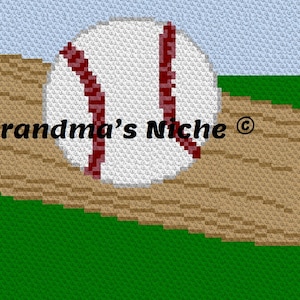 Op de afbeelding: Een witte honkbal met rode naden rust op een bruine houten knuppel. De knuppel ligt op een groen grasveld. De tekst "Grandma's Niche ©" is zichtbaar op de knuppel.