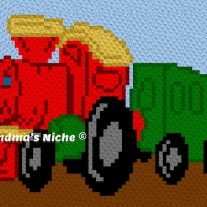 Puede incluir: Un tractor de juguete rojo con un vagón verde. El tractor tiene una cabina amarilla y ruedas negras. El vagón tiene ruedas negras. El juguete está hecho de hilo de crochet.