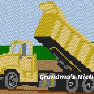 Könnte beinhalten: Ein gelber Muldenkipper mit angehobener Mulde, vor blauem Himmel und grünem Gras. Der LKW hat schwarze Reifen und eine braune Oberfläche. Der Text "Grandma's Niche" ist sichtbar.