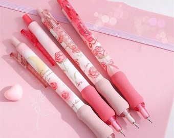 Set di 4 penne meccaniche Rose Love rosa, romantiche, a pressione, con punta da 0,5 mm e ricariche incluse, ideali per ufficio, scuola e studenti.