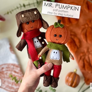Peut inclure: Deux poupées citrouilles en feutre, l'une avec un chapeau et un manteau, l'autre avec une tête de citrouille et une écharpe verte. Les deux poupées ont des motifs de fantômes sur leurs chemises. Le texte de l'image dit "MR. PUMPKIN pdf pattern step by step tutorial".