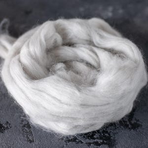 Baby Lama combed wool fibers for spinning and felting / doll hair / roving wool / felting wool / for spinning and felting / light grey