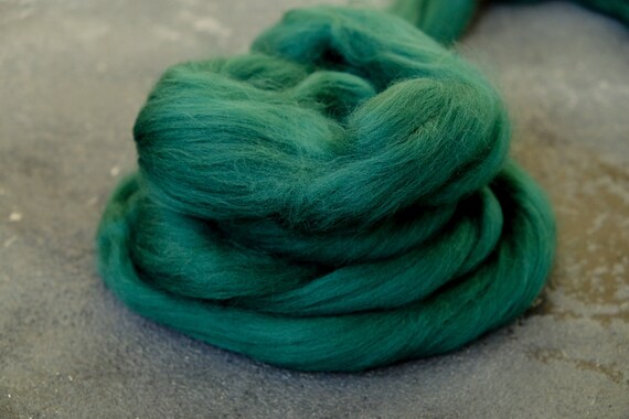 Comb wool fibers for spinning and felting / dolls hair / wool XXL / roving wool / felt wool / 21 microns / fir green
