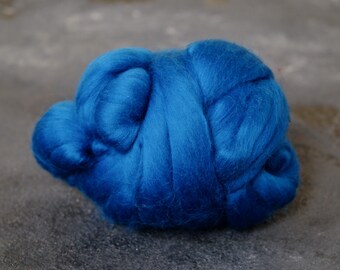 Combing wool fibers for spinning and felting / doll hair / wool XXL / roving wool / felting wool / 21 micron / royal blue