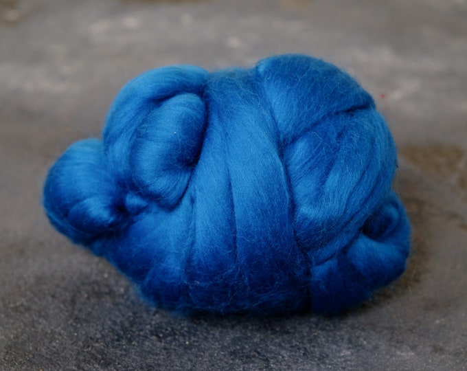 Combing wool fibers for spinning and felting / doll hair / wool XXL / roving wool / felting wool / 21 micron / royal blue