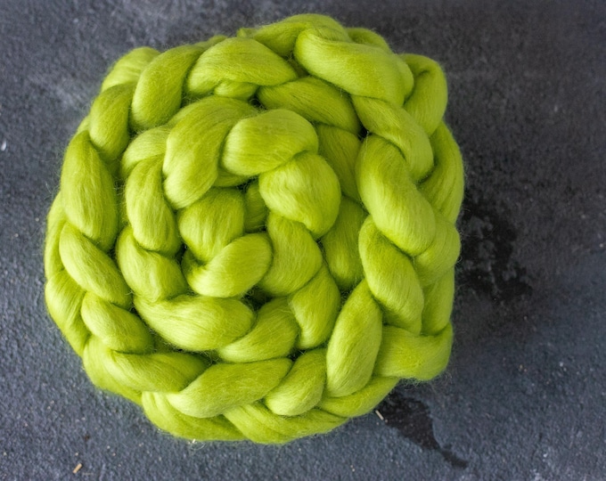 Combed wool fibers for spinning and felting / doll hair / roving wool / felting wool / 16 micron / lime