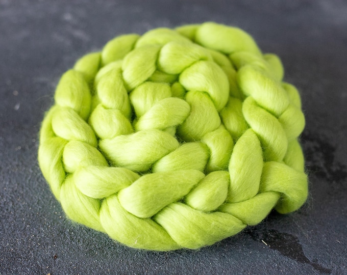 Combed wool fibers for spinning and felting / doll hair / roving wool / felting wool / 16 micron / neon green