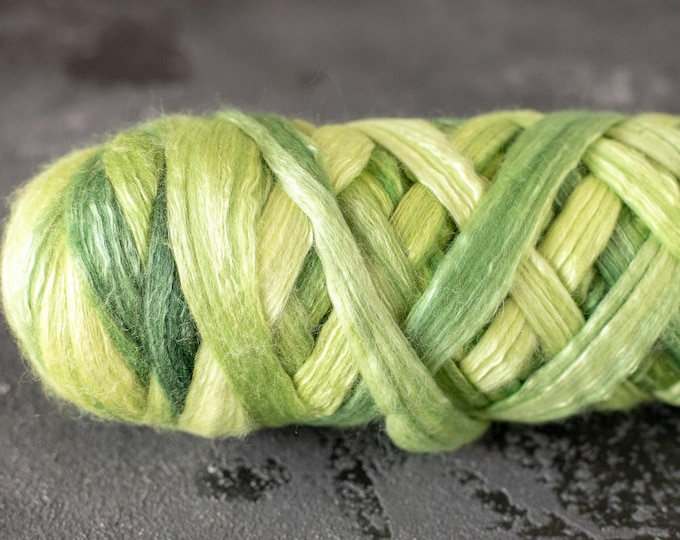 Roving top wool fibers for spinning and felting / Roving top wool / Felting wool / green