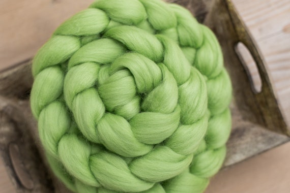 Comb wool fibres for spinning and felting / dolls hair /wool XXL / Roving wool / felt wool / lime green