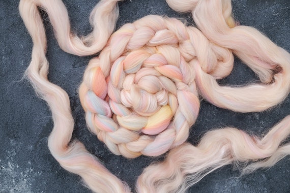 Merino Wool Silk hand combed top  / Handgezogene Wolle / Vanilla clouds