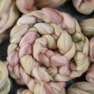 LIMITED EDITION Silk Wool hand combed top / for spinning and felting green