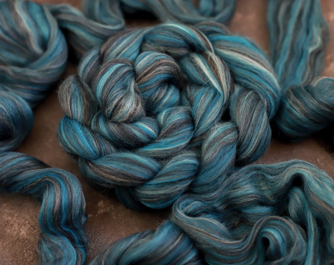 Combed wool fibers for spinning and felting / dolls hair / roving wool / felting wool / for spinning and felting