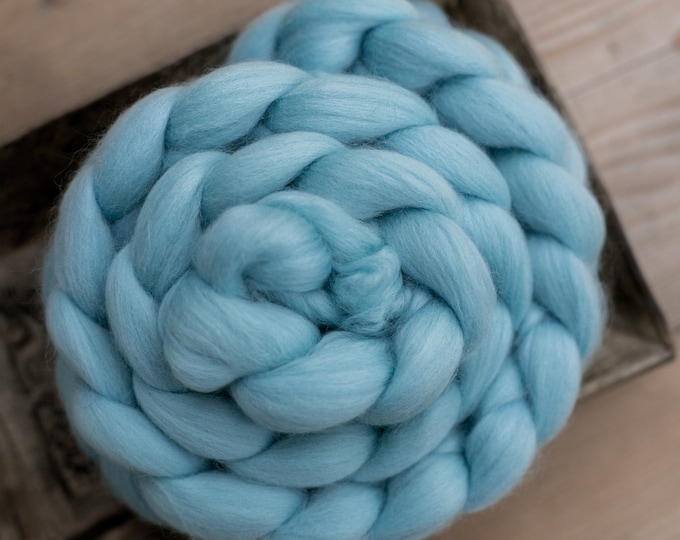 Combed wool fibers for spinning and felting / dolls hair / wool XXL / roving wool / felting wool / 27 micron / light blue
