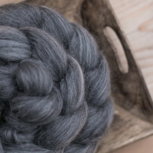 Combed wool fibers for spinning and felting / doll hair / 100g - 3.5 OZ / wool XXL / roving wool / felting wool / 21 micron / dark gray