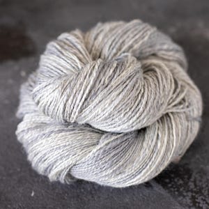 HANDSPUN Yarn / Handgesponnen Effektgarn  / Merino Wolle  Strickgarn mit Tussa Seide