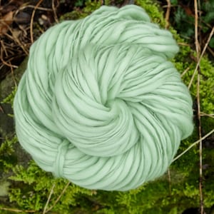 Art Yarn, handspun art yarn for plaid hat snood blanket, Merino / Handgesponne Wolle / Effektgarn  flieder Wolle für Slub, filzen, weben
