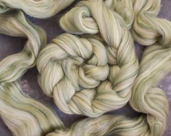 Combed wool fibers for spinning and felting / doll hair / roving wool / felting wool / for spinning and felting / green