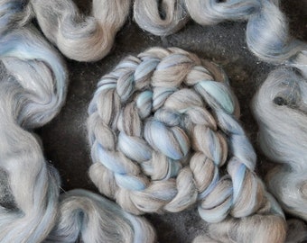 Sparkle Merino Wool Roving  / hand combed top with Glittern / for spinning and felting / Kammzug grau blau