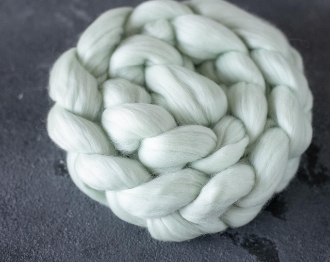 Combed wool fibers for spinning and felting / doll hair / roving wool / felting wool / 16 micron / pastel green
