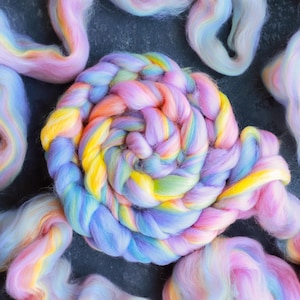 Filato di lana merino arcobaleno / pettinato a mano / per filatura e infeltrimento